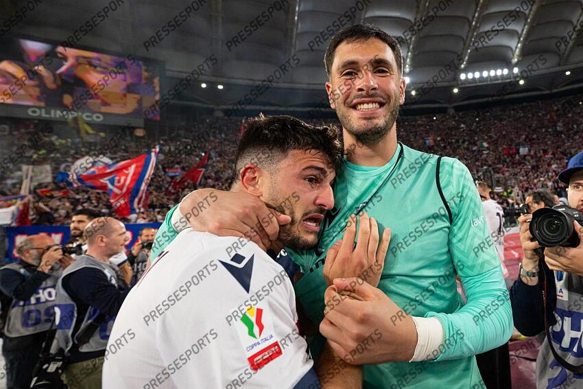Foto IPP/Damiano Fiorentini Roma 14/05/2025 Calcio coppa Italia Frecciarossa 2024-2025 partita: Finale Milan - Bologna nella foto: festeggiamenti Bologna Riccardo Orsolini e ravaglia federico Italy Photo Press World Copyright FINALE AC MILAN-BOLOGNE (0-1) 