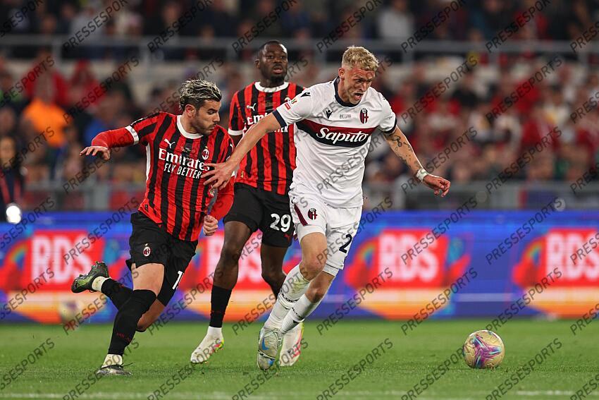 Jens Odgaard (Bologna)Theo Hernandez (Milan) ; during the Italy Cup Final match between Milan 0-1 Bologna at Olympic Stadium on May 14, 2025 in Roma, Italy. FINALE AC MILAN-BOLOGNE (0-1) 
