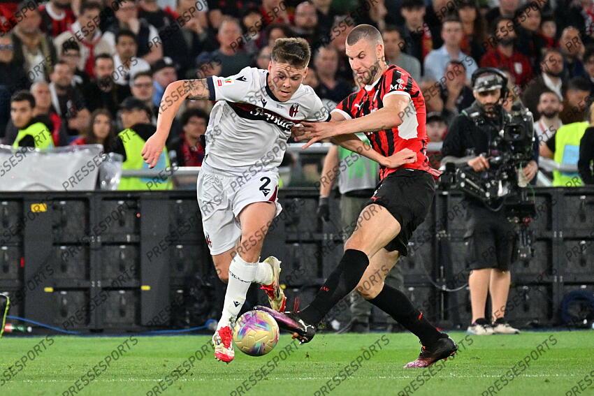 Foto IPP/Felice De Martino Roma 14/05/2025 Calcio Coppa Italia 2024/2025 - Finale Milan - Bologna Nella foto: Emil Holm sfugge a Strahinja Pavlovic Italy Photo Press World Copyright FINALE AC MILAN-BOLOGNE (0-1) 