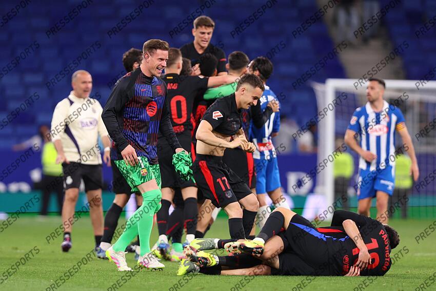 Marc-Andre ter Stegen and Marc Casado of FC Barcelona celebrate the victory during the Spanish league, La Liga EA Sports, football match played between RCD Espanyol and FC Barcelona at RCDE Stadium on May 15, 2025 in Cornella, Barcelona, Spain. ESPANYOL BARCELONE-FC BARCELONE (0-2) 