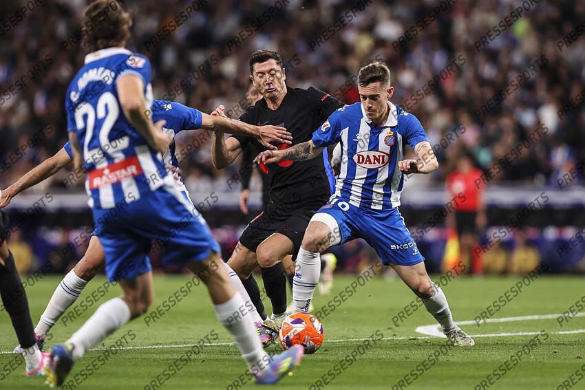 Pol Lozano of RCD Espanyol and Robert Lewandowski of FC Barcelona in action during the Spanish league, La Liga EA Sports, football match played between RCD Espanyol and FC Barcelona at RCDE Stadium on May 15, 2025 in Cornella, Barcelona, Spain. ESPANYOL BARCELONE-FC BARCELONE (0-2) 