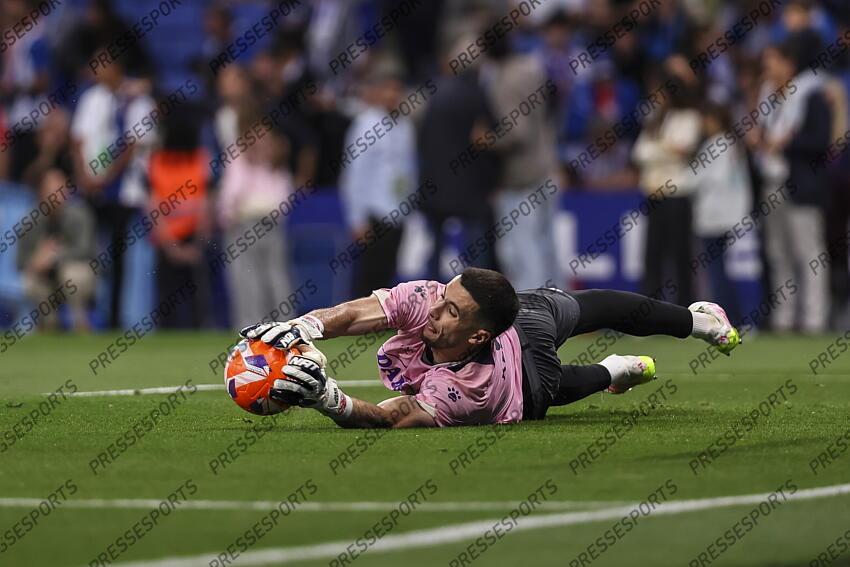 Joan Garcia of RCD Espanyol warms up during the Spanish league, La Liga EA Sports, football match played between RCD Espanyol and FC Barcelona at RCDE Stadium on May 15, 2025 in Cornella, Barcelona, Spain. ESPANYOL BARCELONE-FC BARCELONE (0-2) 