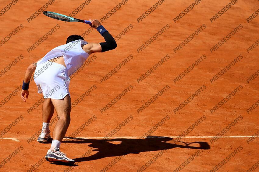 Foto IPP/Cavaliere Emiliano. Roma 16/05/2025. Tennis Internazionali d'Italia 2025. Nella foto: la rabbia di Lorenzo Musetti che nervoso, spacca una racchetta sbattendola per terra. Italy Photo Press - World Copyright TOURNOI DE ROME 