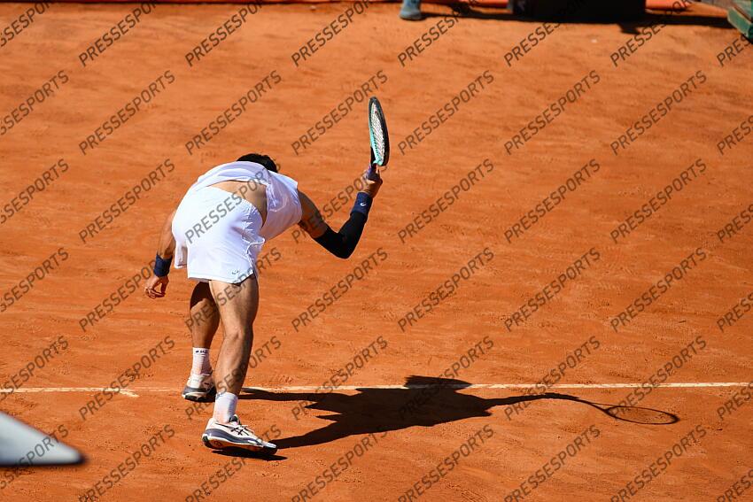 Foto IPP/Cavaliere Emiliano. Roma 16/05/2025. Tennis Internazionali d'Italia 2025. Nella foto: la rabbia di Lorenzo Musetti che nervoso, spacca una racchetta sbattendola per terra. Italy Photo Press - World Copyright TOURNOI DE ROME 