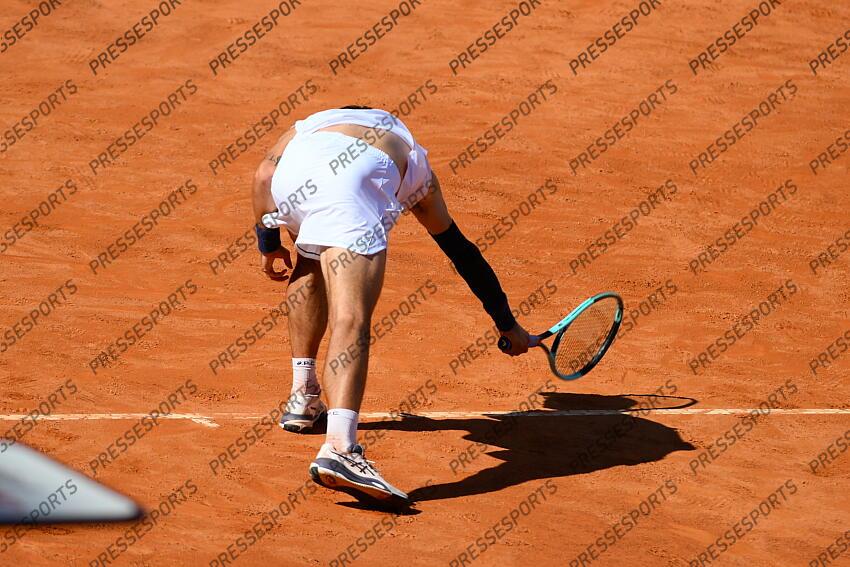 Foto IPP/Cavaliere Emiliano. Roma 16/05/2025. Tennis Internazionali d'Italia 2025. Nella foto: la rabbia di Lorenzo Musetti che nervoso, spacca una racchetta sbattendola per terra. Italy Photo Press - World Copyright TOURNOI DE ROME 