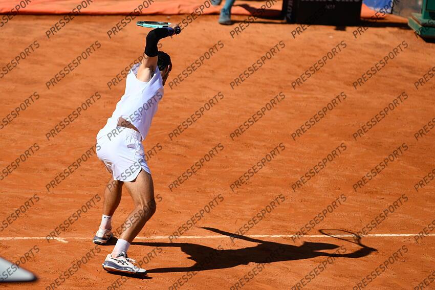 Foto IPP/Cavaliere Emiliano. Roma 16/05/2025. Tennis Internazionali d'Italia 2025. Nella foto: la rabbia di Lorenzo Musetti che nervoso, spacca una racchetta sbattendola per terra. Italy Photo Press - World Copyright TOURNOI DE ROME 