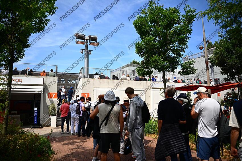 AMBIANCE ROLAND GARROS vue exterieure du court 7 