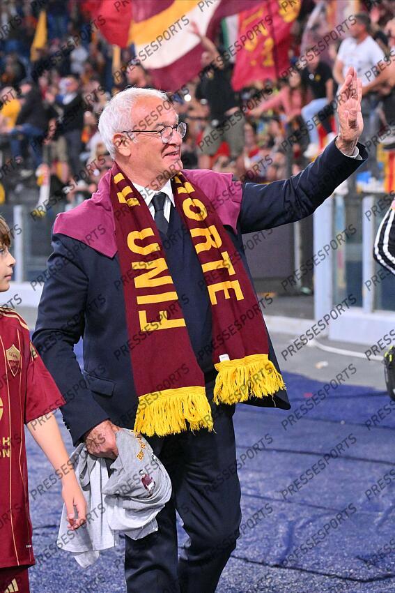 Foto IPP/Luciano Adriani Roma 18/05/2025 Campionato di Calcio Serie A 2024/2025 Roma vs Milan Nella foto: Il saluto del' allenatore Claudio Ranieri ai tifosi al termne della partita - l' ultima giocata in casa dalla Roma - Italy Photo Press - World Copyright AS ROME-AC MILAN (3-1) 
