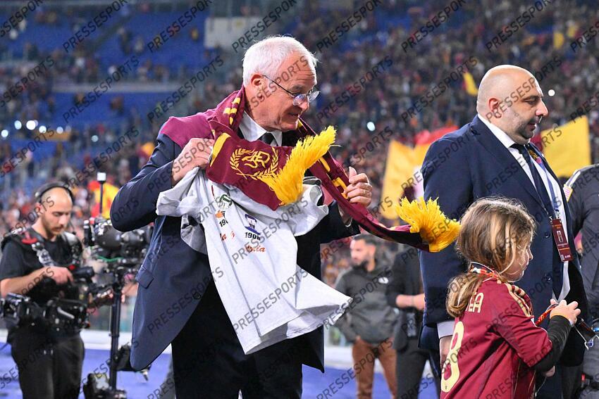 Foto IPP/Luciano Adriani Roma 18/05/2025 Campionato di Calcio Serie A 2024/2025 Roma vs Milan Nella foto: Il saluto del' allenatore Claudio Ranieri ai tifosi al termne della partita - l' ultima giocata in casa dalla Roma - Italy Photo Press - World Copyright AS ROME-AC MILAN (3-1) 