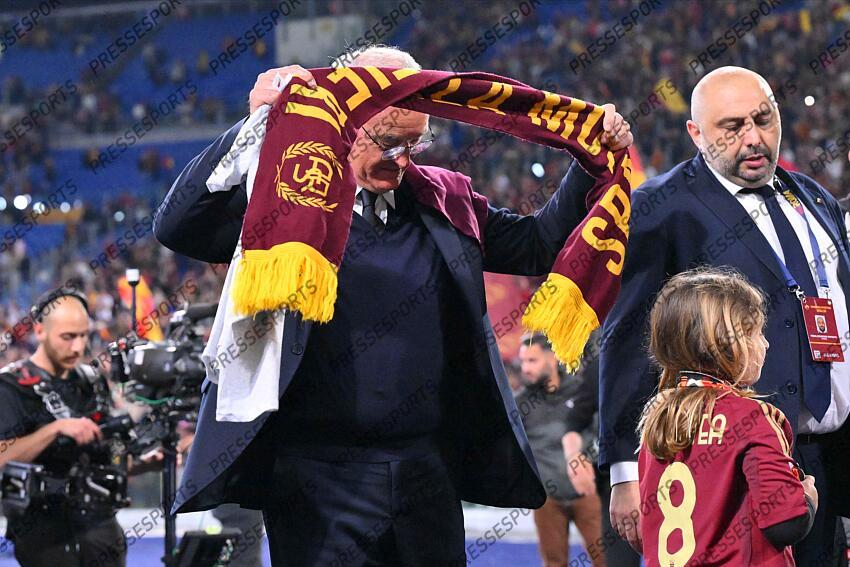 Foto IPP/Luciano Adriani Roma 18/05/2025 Campionato di Calcio Serie A 2024/2025 Roma vs Milan Nella foto: Il saluto del' allenatore Claudio Ranieri ai tifosi al termne della partita - l' ultima giocata in casa dalla Roma - Italy Photo Press - World Copyright AS ROME-AC MILAN (3-1) 
