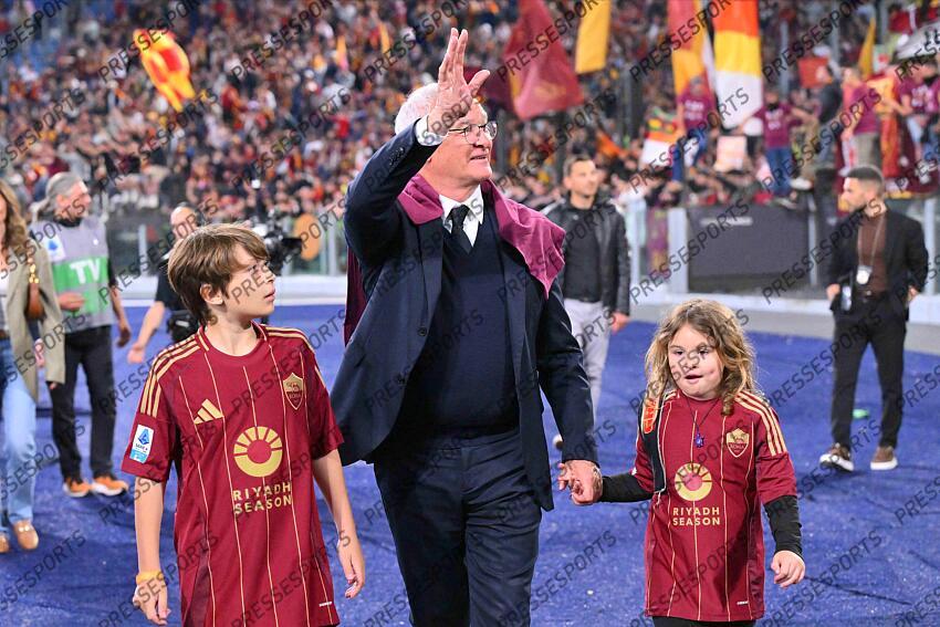 Foto IPP/Luciano Adriani Roma 18/05/2025 Campionato di Calcio Serie A 2024/2025 Roma vs Milan Nella foto: Il saluto dell' allenatore Claudio Ranieri ai tifosi tenendo per mano i suoi nipoti Italy Photo Press - World Copyright AS ROME-AC MILAN (3-1) 