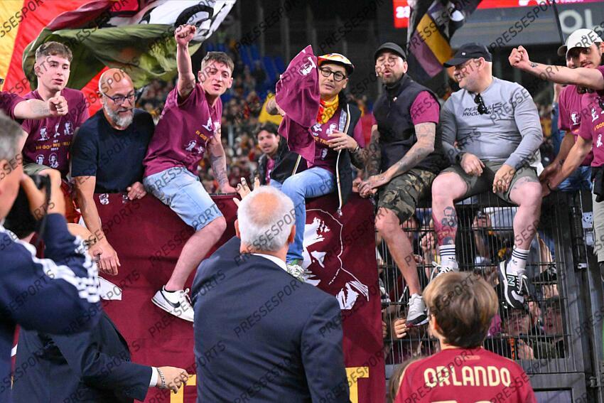 Foto IPP/Luciano Adriani Roma 18/05/2025 Campionato di Calcio Serie A 2024/2025 Roma vs Milan Nella foto: la maglia regalata all' allenatore Claudio Ranieri dai tifosi della Roma Italy Photo Press - World Copyright AS ROME-AC MILAN (3-1) 