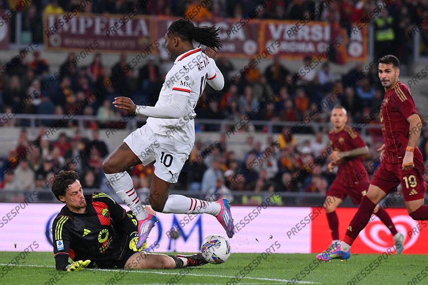 Foto IPP/Luciano Adriani Roma 18/05/2025 Campionato di Calcio Serie A 2024/2025 Roma vs Milan Nella foto: il portiere della Roma Mile Svilar para in uscita anticipando Rafael Leao Italy Photo Press - World Copyright AS ROME-AC MILAN (3-1) 
