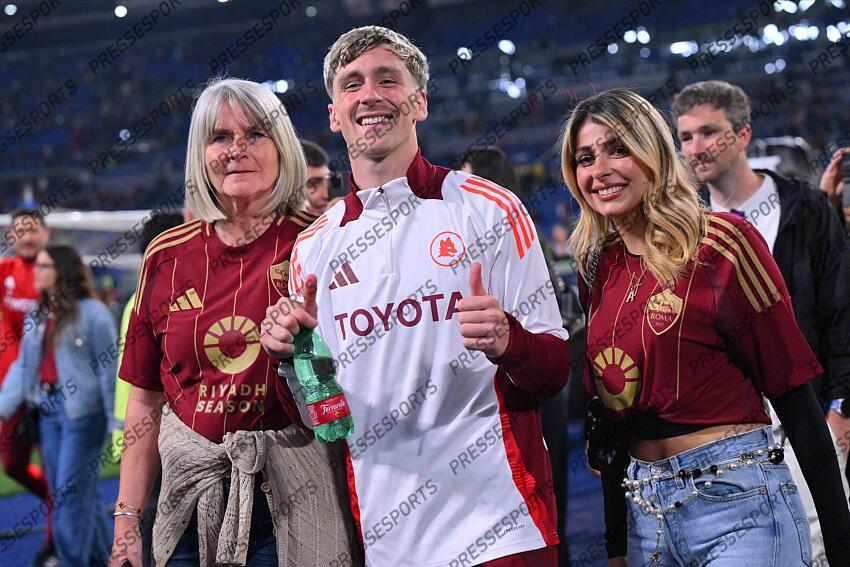 Foto IPP/Luciano Adriani Roma 18/05/2025 Campionato di Calcio Serie A 2024/2025 Roma vs Milan Nella foto: Alexis Saelemaekers con la famiglia Italy Photo Press - World Copyright AS ROME-AC MILAN (3-1) 
