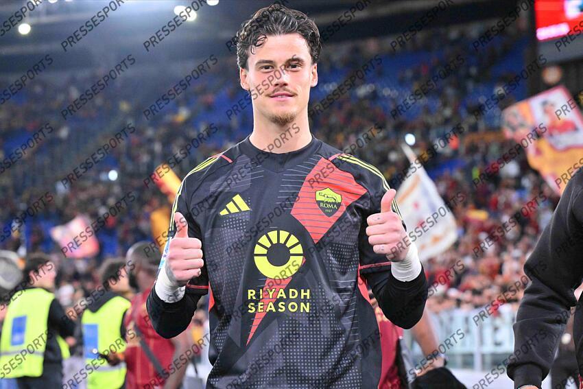 Foto IPP/Luciano Adriani Roma 18/05/2025 Campionato di Calcio Serie A 2024/2025 Roma vs Milan Nella foto: il portiere della Roma Mile Svilar a fine gara Italy Photo Press - World Copyright AS ROME-AC MILAN (3-1) 
