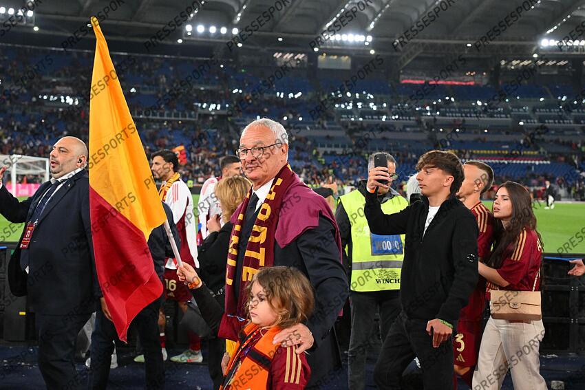 Foto IPP/Roberto Ramaccia Roma 18/5/2025 Campionato di Calcio Serie A 2024/2025 Roma vs Milan Nella foto Claudio Ranieri allenatore della Roma premiato dalla società e dai calciatori della roma Italy Photo Press - World Copyright AS ROME-AC MILAN (3-1) 