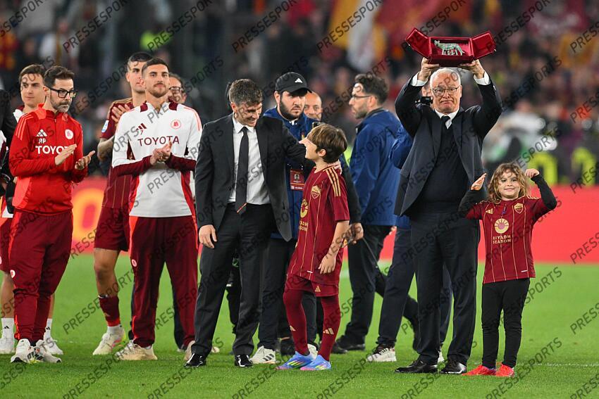 Foto IPP/Roberto Ramaccia Roma 18/5/2025 Campionato di Calcio Serie A 2024/2025 Roma vs Milan Nella foto Claudio Ranieri allenatore della Roma premiato dalla società e dai calciatori della roma Italy Photo Press - World Copyright AS ROME-AC MILAN (3-1) 