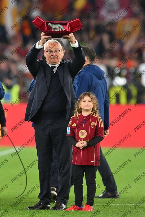 Foto IPP/Roberto Ramaccia Roma 18/5/2025 Campionato di Calcio Serie A 2024/2025 Roma vs Milan Nella foto Claudio Ranieri allenatore della Roma premiato dalla società e dai calciatori della roma Italy Photo Press - World Copyright AS ROME-AC MILAN (3-1) 