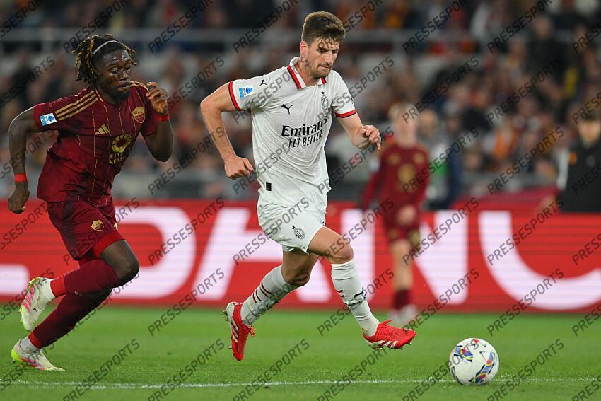 Foto IPP/Roberto Ramaccia Roma 18/5/2025 Campionato di Calcio Serie A 2024/2025 Roma vs Milan Nella foto Matteo Gabbia in azione palla al piede contrastato da Manu Kone Italy Photo Press - World Copyright AS ROME-AC MILAN (3-1) 
