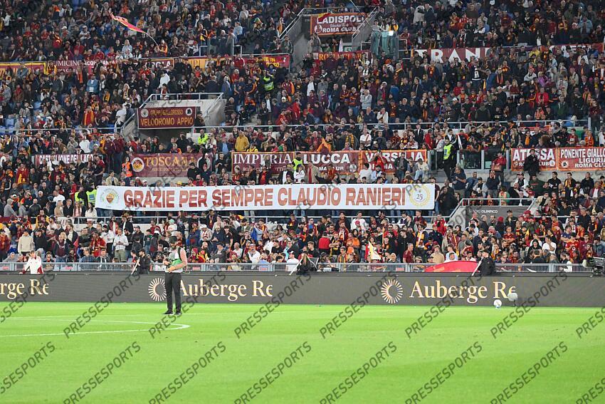 Foto IPP/Roberto Ramaccia Roma 18/5/2025 Campionato di Calcio Serie A 2024/2025 Roma vs Milan Nella foto Tifosi della Roma espongono uno striscione per Claudio Ranieri allenatore della Roma Italy Photo Press - World Copyright AS ROME-AC MILAN (3-1) 