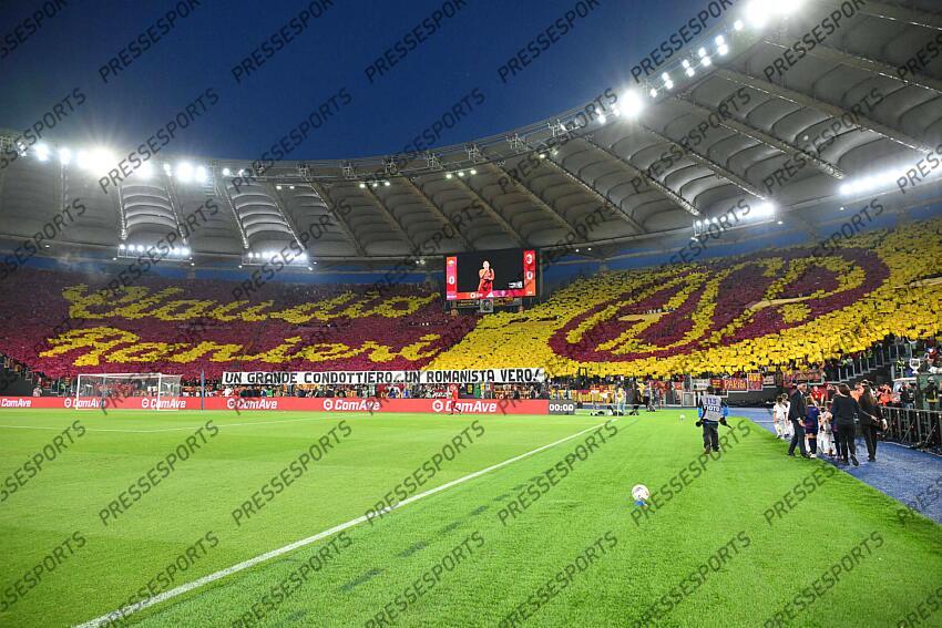 Foto IPP/Roberto Ramaccia Roma 18/5/2025 Campionato di Calcio Serie A 2024/2025 Roma vs Milan Nella foto Tifosi della Roma espongono uno striscione per Claudio Ranieri allenatore della Roma Italy Photo Press - World Copyright AS ROME-AC MILAN (3-1) 