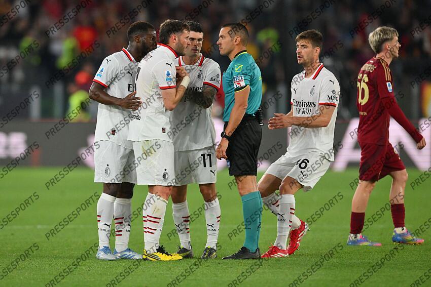 Foto IPP/Roberto Ramaccia Roma 18/5/2025 Campionato di Calcio Serie A 2024/2025 Roma vs Milan Nella foto Santiago Gimenez rammaricato per lespulsione Italy Photo Press - World Copyright AS ROME-AC MILAN (3-1) 