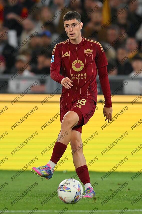 Foto IPP/Roberto Ramaccia Roma 18/5/2025 Campionato di Calcio Serie A 2024/2025 Roma vs Milan Nella foto Matias Soule sulla palla Italy Photo Press - World Copyright AS ROME-AC MILAN (3-1) 