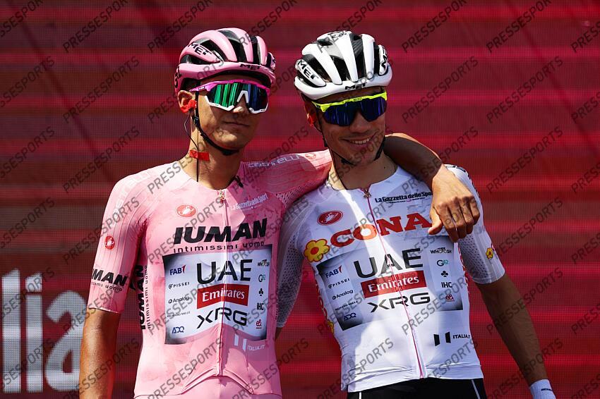 Giro d’Italia 2025 - 108th Edition - 11th stage Viareggio - Castelnovo ne' Monti 186 km - 21/05/2025 - Isaac Del Toro (MEX - UAE Team Emirates - XRG) - Juan Ayuso (ESP - UAE Team Emirates - XRG) - photo Luca Bettini/SprintCyclingAgency©2025 VIAREGGIO/CASTELNOVO NE' MONTI 
