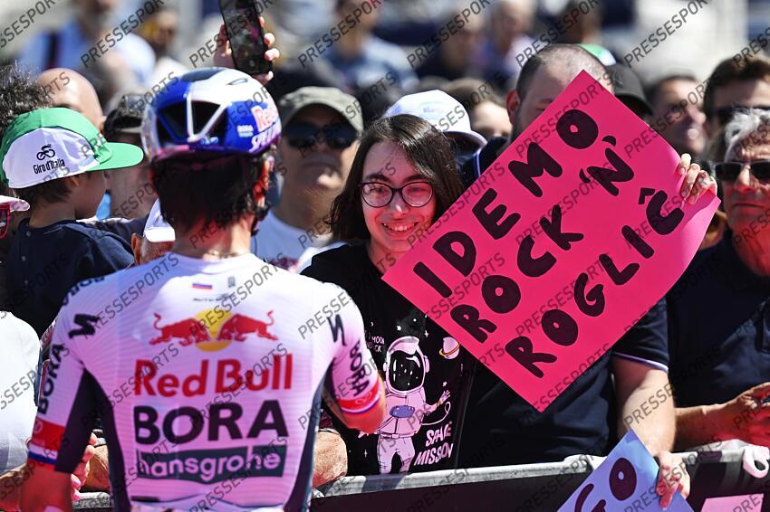 Giro d’Italia 2025 - 108th Edition - 11th stage Viareggio - Castelnovo ne' Monti 186 km - 21/05/2025 - Primoz Roglic (SLO - Red Bull - BORA - hansgrohe) - Fans - photo Ivan Benedetto/SprintCyclingAgency©2025 VIAREGGIO/CASTELNOVO NE' MONTI 
