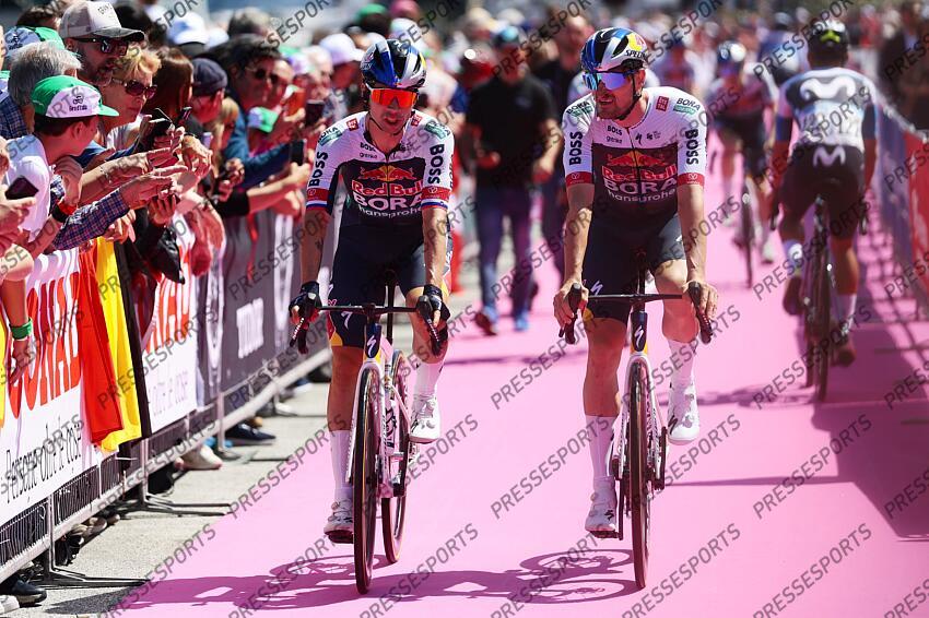 Giro d’Italia 2025 - 108th Edition - 11th stage Viareggio - Castelnovo ne' Monti 186 km - 21/05/2025 - Primoz Roglic (SLO - Red Bull - BORA - hansgrohe) - Nico Denz (GER - Red Bull - BORA - hansgrohe) - photo Luca Bettini/SprintCyclingAgency©2025 VIAREGGIO/CASTELNOVO NE' MONTI 