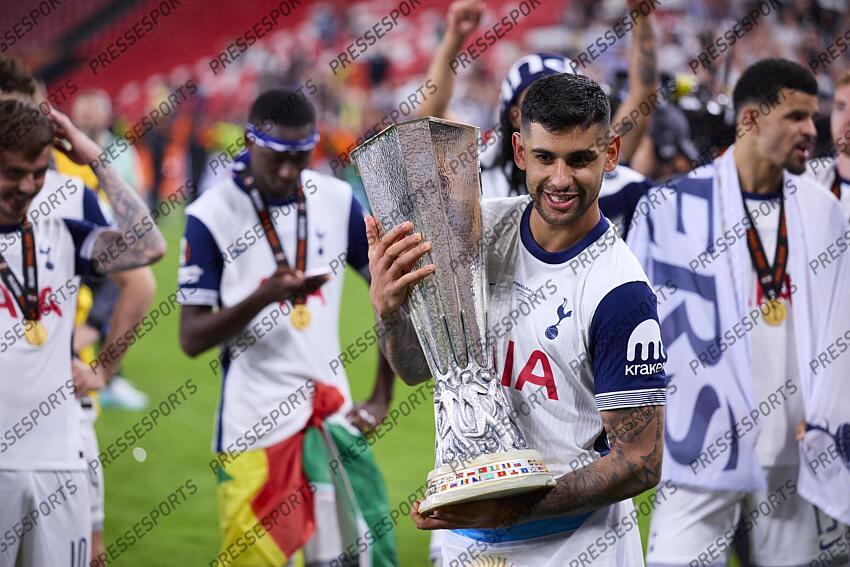 Players of Tottenham Hotspur FC celebrate with the trophy after winning during the UEFA Europa League 2024/25 Final match between Tottenham Hotspur and Manchester United at San Mames on May 21, 2025, in Bilbao, Spain. TOTTENHAM HOTSPURS-MANCHESTER UNITED (1-0) 