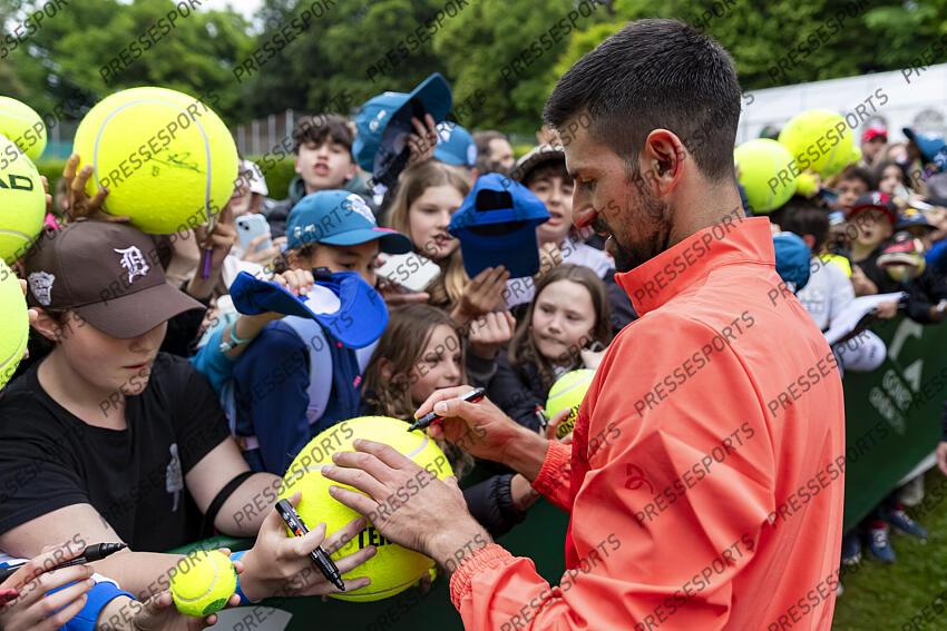 21.05.2025; Genf; Tennis ATP 250 - Geneva Open 2025; Novak Djokovic (SRB) gibt Autogram nach dem Spiel (Pascal Muller/freshfocus) GENEVA OPEN tournoi de geneve 