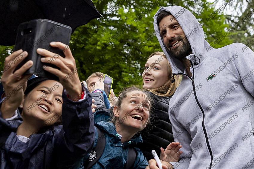 20.05.2025; Genf; Tennis ATP 250 - Geneva Open 2025; Novak Djokovic (SRB) gibt Autogram (Pascal Muller/freshfocus) GENEVA OPEN tournoi de geneve 