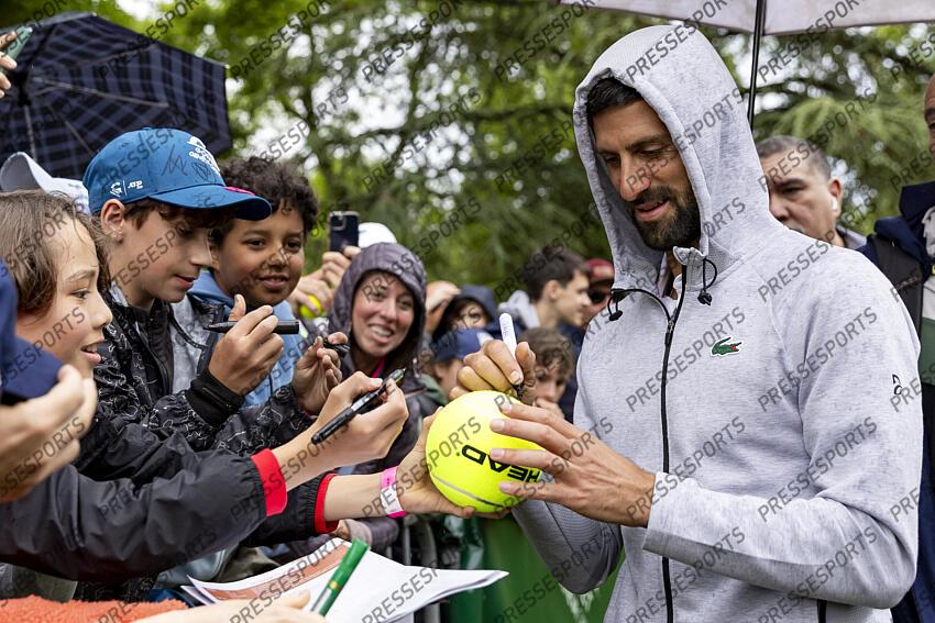 20.05.2025; Genf; Tennis ATP 250 - Geneva Open 2025; Novak Djokovic (SRB) gibt Autogram (Pascal Muller/freshfocus) GENEVA OPEN tournoi de geneve 