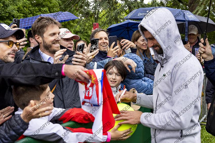 20.05.2025; Genf; Tennis ATP 250 - Geneva Open 2025; Novak Djokovic (SRB) gibt Autogram (Pascal Muller/freshfocus) GENEVA OPEN tournoi de geneve 