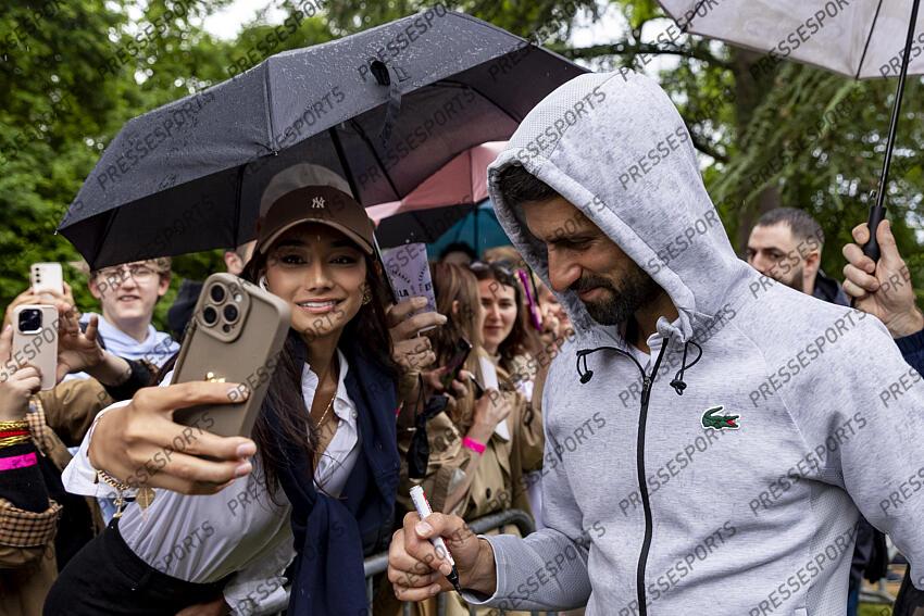 20.05.2025; Genf; Tennis ATP 250 - Geneva Open 2025; Novak Djokovic (SRB) gibt Autogram (Pascal Muller/freshfocus) GENEVA OPEN tournoi de geneve 