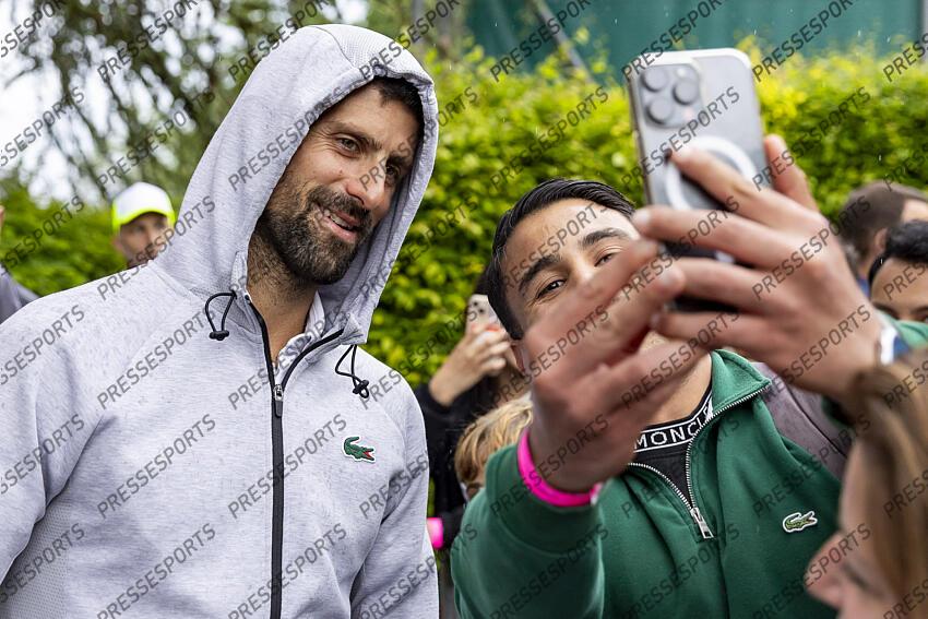 20.05.2025; Genf; Tennis ATP 250 - Geneva Open 2025; Novak Djokovic (SRB) macht ein Selfie (Pascal Muller/freshfocus) GENEVA OPEN tournoi de geneve 