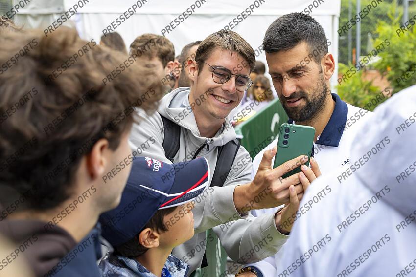 20.05.2025; Genf; Tennis ATP 250 - Geneva Open 2025; Novak Djokovic (SRB) gibt Autogram (Pascal Muller/freshfocus) GENEVA OPEN tournoi de geneve 