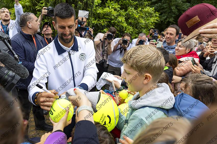 20.05.2025; Genf; Tennis ATP 250 - Geneva Open 2025; Novak Djokovic (SRB) gibt Autogram (Pascal Muller/freshfocus) GENEVA OPEN tournoi de geneve 