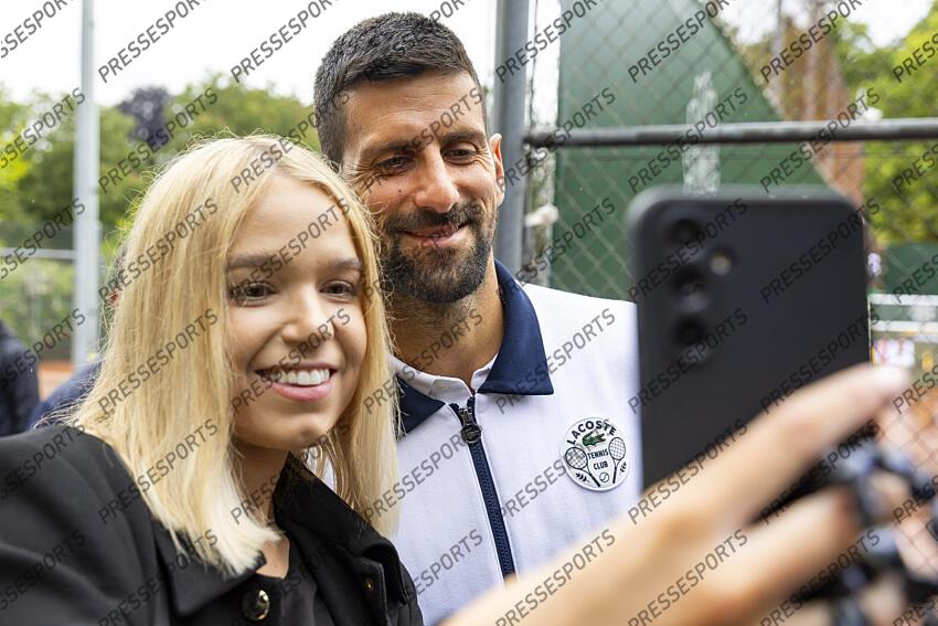 20.05.2025; Genf; Tennis ATP 250 - Geneva Open 2025; Novak Djokovic (SRB) gibt Autogram (Pascal Muller/freshfocus) GENEVA OPEN tournoi de geneve 