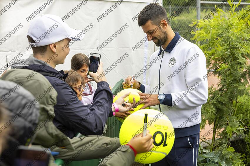 20.05.2025; Genf; Tennis ATP 250 - Geneva Open 2025; Novak Djokovic (SRB) gibt Autogram (Pascal Muller/freshfocus) GENEVA OPEN tournoi de geneve 