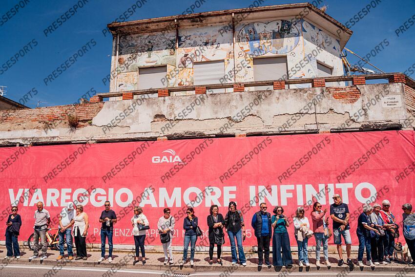 Picture by Zac Williams/SWpix.com - 21/05/2025 - Cycling - 2025 Giro d'Italia Stage 11, Viareggio to Castelnovo ne' Monti, Italy - Viareggio. VIAREGGIO/CASTELNOVO NE' MONTI 