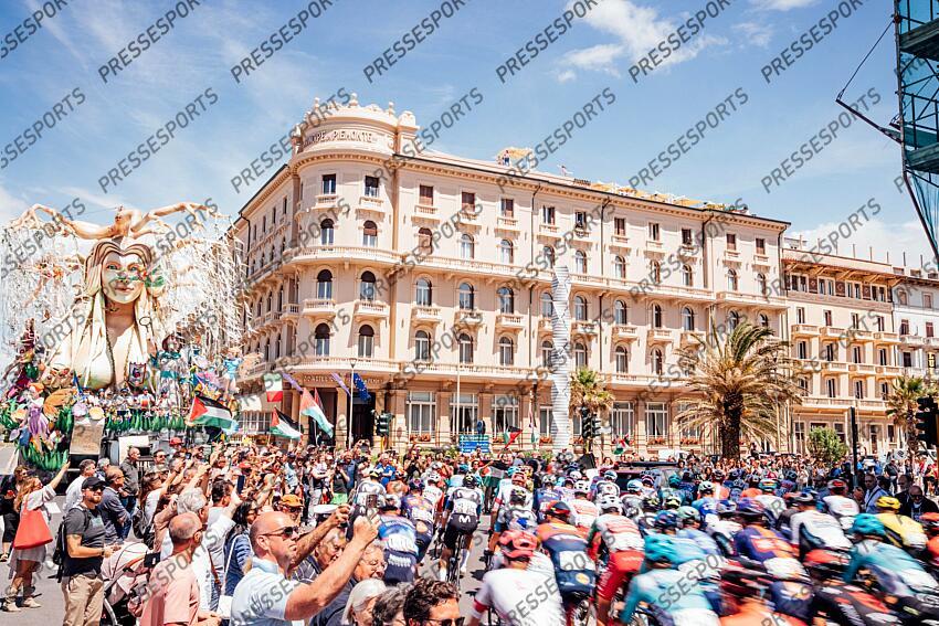 Picture by Zac Williams/SWpix.com - 21/05/2025 - Cycling - 2025 Giro d'Italia Stage 11, Viareggio to Castelnovo ne' Monti, Italy - The peloton roll out of Viareggio. VIAREGGIO/CASTELNOVO NE' MONTI 