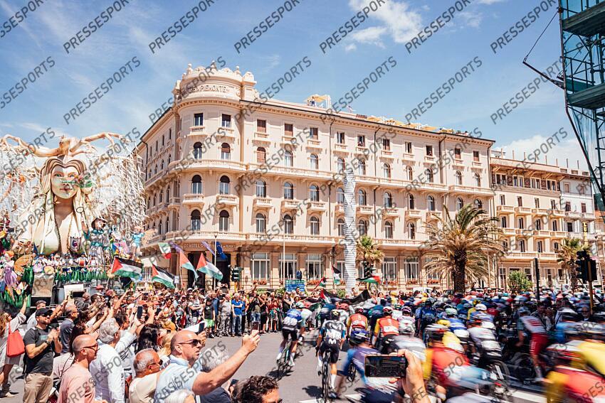 Picture by Zac Williams/SWpix.com - 21/05/2025 - Cycling - 2025 Giro d'Italia Stage 11, Viareggio to Castelnovo ne' Monti, Italy - The peloton roll out of Viareggio. VIAREGGIO/CASTELNOVO NE' MONTI 