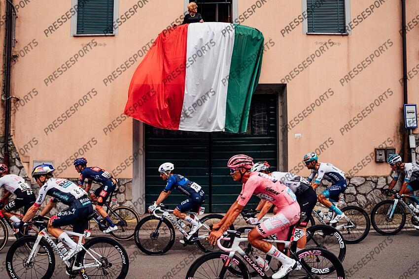 Picture by Zac Williams/SWpix.com - 21/05/2025 - Cycling - 2025 Giro d'Italia Stage 11, Viareggio to Castelnovo ne' Monti, Italy - Isaac Del Toro, UAE Team Emirates XRG. VIAREGGIO/CASTELNOVO NE' MONTI 