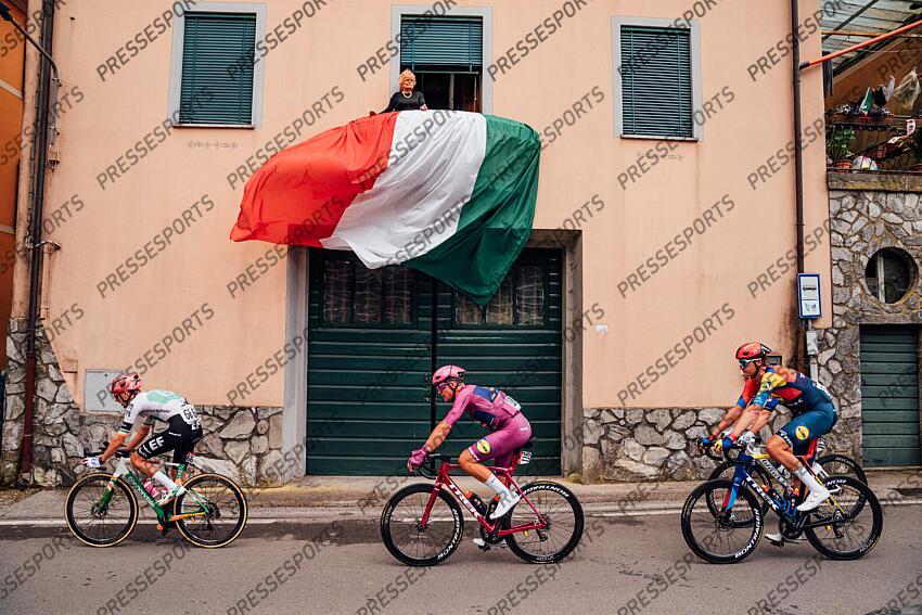 Picture by Zac Williams/SWpix.com - 21/05/2025 - Cycling - 2025 Giro d'Italia Stage 11, Viareggio to Castelnovo ne' Monti, Italy - Mads Pedersen, Lidl Trek. VIAREGGIO/CASTELNOVO NE' MONTI 