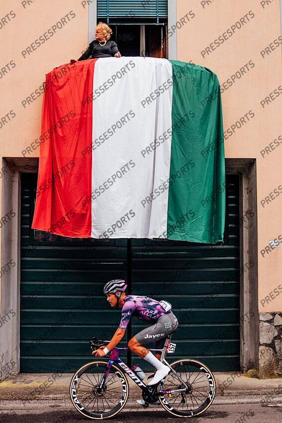 Picture by Zac Williams/SWpix.com - 21/05/2025 - Cycling - 2025 Giro d'Italia Stage 11, Viareggio to Castelnovo ne' Monti, Italy - Luke Plapp, Jayco Alula. VIAREGGIO/CASTELNOVO NE' MONTI 