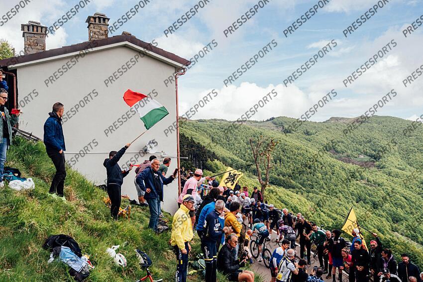 Picture by Zac Williams/SWpix.com - 21/05/2025 - Cycling - 2025 Giro d'Italia Stage 11, Viareggio to Castelnovo ne' Monti, Italy - Luke Plapp, Jayco Alula, Wout Poels, XDS Astana. VIAREGGIO/CASTELNOVO NE' MONTI 