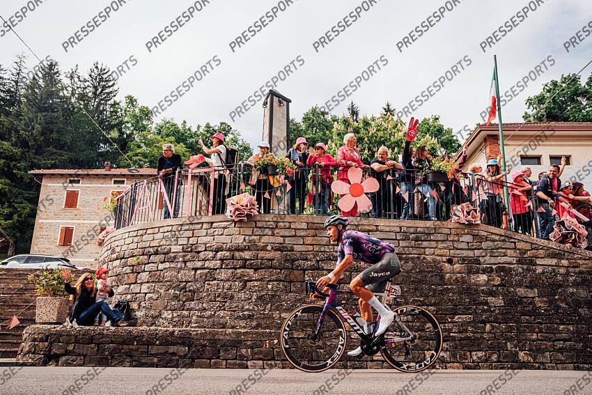 Picture by Zac Williams/SWpix.com - 21/05/2025 - Cycling - 2025 Giro d'Italia Stage 11, Viareggio to Castelnovo ne' Monti, Italy - Luke Plapp, Jayco Alula. VIAREGGIO/CASTELNOVO NE' MONTI 