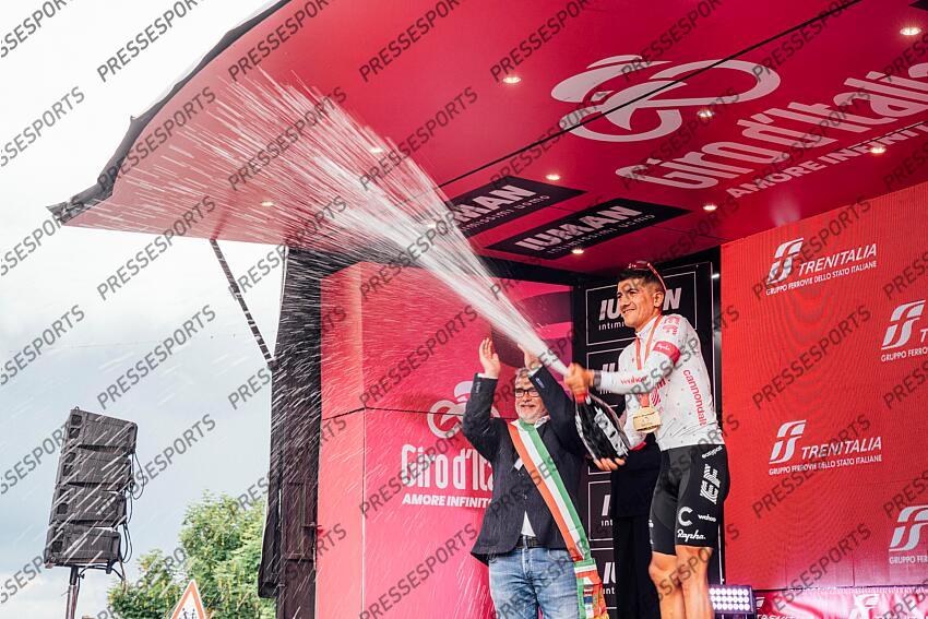 Picture by Zac Williams/SWpix.com - 21/05/2025 - Cycling - 2025 Giro d'Italia Stage 11, Viareggio to Castelnovo ne' Monti, Italy - Richard Carapaz, EF Education Easypost, wins Stage 11. VIAREGGIO/CASTELNOVO NE' MONTI 